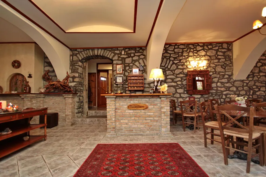 Η υποδοχή με την πέτρινη καμάρα